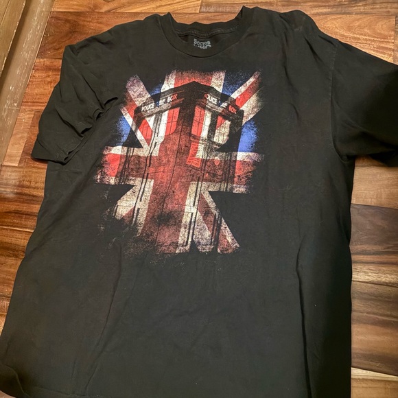 Black Graphic T-Shirt with Union Jack Design uk dr who tv show size xl - Picture 1 of 2